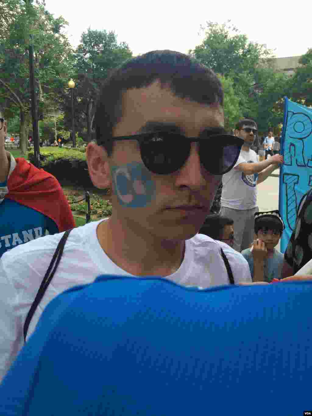 2015年7月12日维吾尔人和支持者在美国首都华盛顿街头游行并聚集在泰国驻美大使馆前抗议泰国把100余名维吾尔人强行递解回中国。(美国之音乌兹别克语组拍摄) 