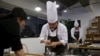 Ảnh minh hoạ: Ông Lee Jin-soo, 53 tuổi, trong lớp học nấu ăn tại Seoul, ngày 31 tháng 7 năm 2015.