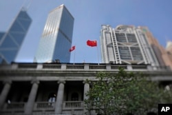 香港终审法院上飘扬的中国国旗和香港旗帜。（2017年5月29日）