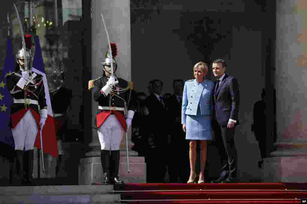 法国总统马克龙在宣誓就职后和夫人在爱丽舍宫的台阶上亮相(2017年5月14日)。依照惯例,卸任总统奥朗德与马克龙在爱丽舍宫的总统办公室内进行了大约半小时的闭门会谈,其中包括交接法国核武器密码等。之后马克龙将奥朗德送离爱丽舍宫。