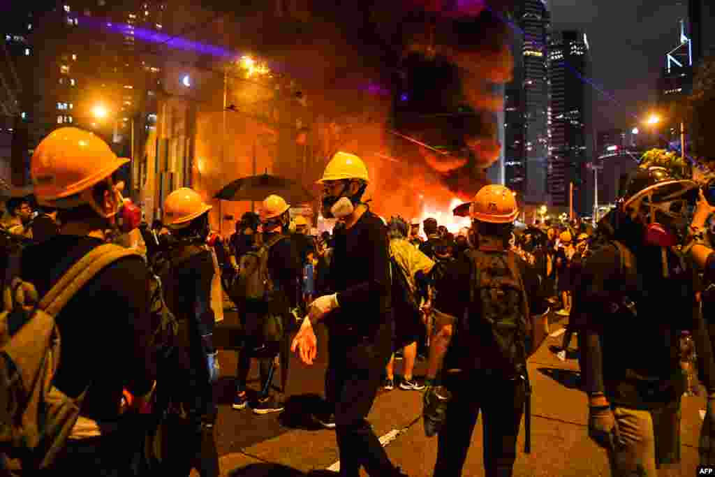 抗议者在湾仔点火焚烧一道路障。(2019年8月31日)