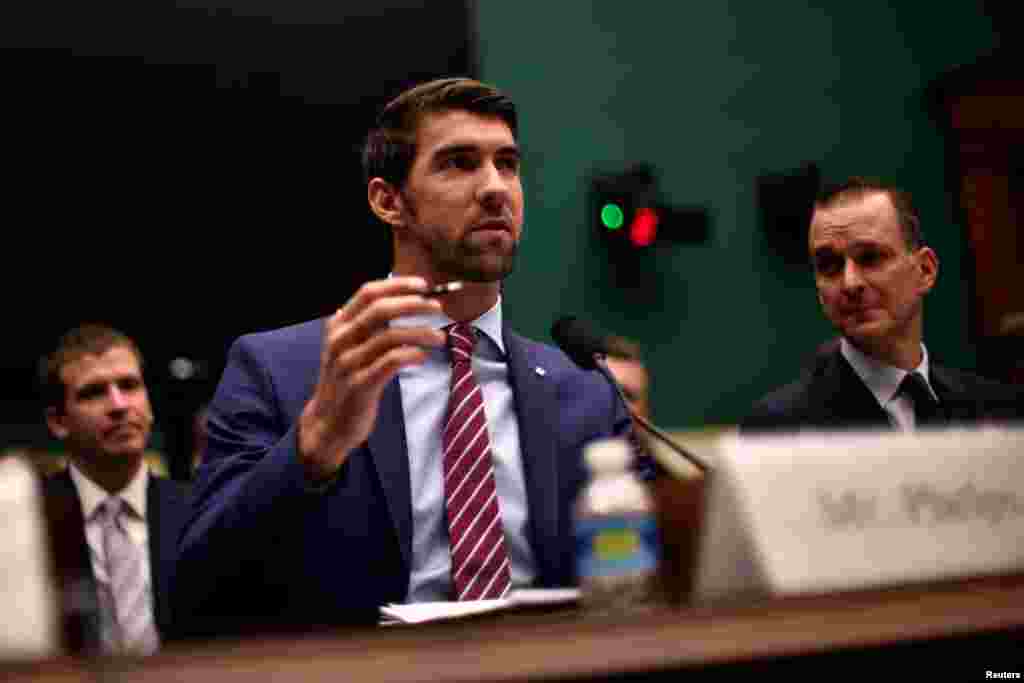 游泳健将、奥运冠军迈克尔.菲尔普斯(Michael Phelps) 在众议院监督委员会和调查小组委员会听证会上作证,谈论国际比赛里反禁药政策问题(2017年2月28日)。《探索频道》新闻稿说:“这次活动将消除迷思与常见误解,教会他如何安全地在鲨鱼中间下潜。这包括一头双髻鲨在他头顶两尺的地方游弋时如何保持镇静,让菲尔普斯能够近距离接触并亲身体验一头大白鲨的可怕力量。” 菲尔普斯在2016年里约奥运会后退出了游泳比赛生涯。在此之前,他一共夺得23枚奥运比赛金牌,创下39项世界纪录。