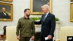 资料照片：拜登(Joe Biden)总统于2023年9月21日在华盛顿白宫椭圆形办公室会见乌克兰总统泽连斯基(Volodymyr Zelenskyy)。白宫12月10日周如表示，拜登将于12月12日周二在白宫接待乌克兰总统泽连斯基(Volodymyr Zelenskyy)。 （美联社图片）