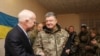 Місце Порошенка на похороні є «прощальним посланням» Маккейна Путіну і Трампу – екс-посол США в ООН