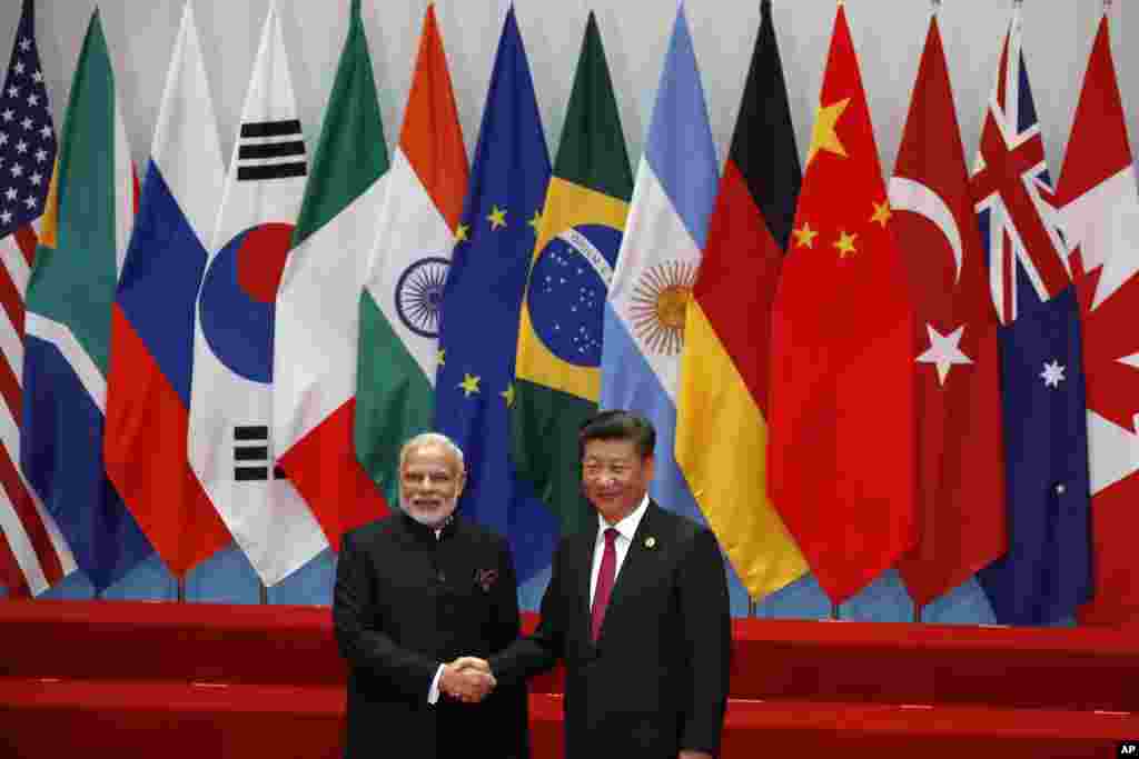 中国主席习近平和印度总理莫迪在G20峰会期间握手（2016年9月4日）