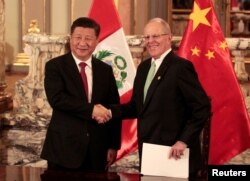2016年11月21日中国国家主席习近平和秘鲁总统佩奇·巴布罗·库钦斯基在秘鲁利马的总统府握手。