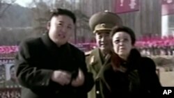 金敬姬（右）跟金正恩出席在平壤举行的一座雕塑揭幕仪式（资料照）