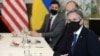 Sekretari i Shtetit Antony Blinken, në fillim të takimit në Bruksel me Ministrin e Jashtëm ukrainas Dmytro Kuleba (13 prill 2021)