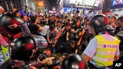 香港警察2014年11月26日与雨伞运动占中行动的抗议人士对峙。