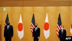美国国务卿布林肯（中）和美防长奥斯汀（左）在东京与日本首相菅义伟合影。（2021年3月16日）