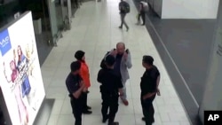 日本富士电视台提供的金正男遇害后向吉隆坡机场安全人员求助的视频截图(2017年2月13日)