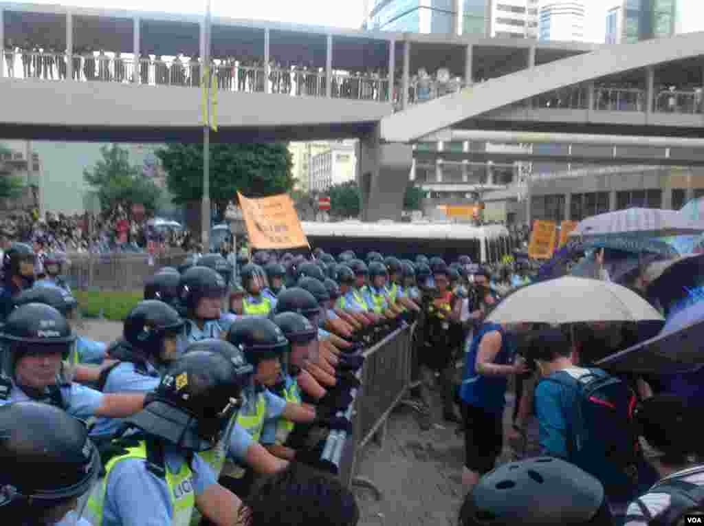 港人声援占中抗拒警方封锁中环金钟多处瘫痪（美国之音海彦拍摄）