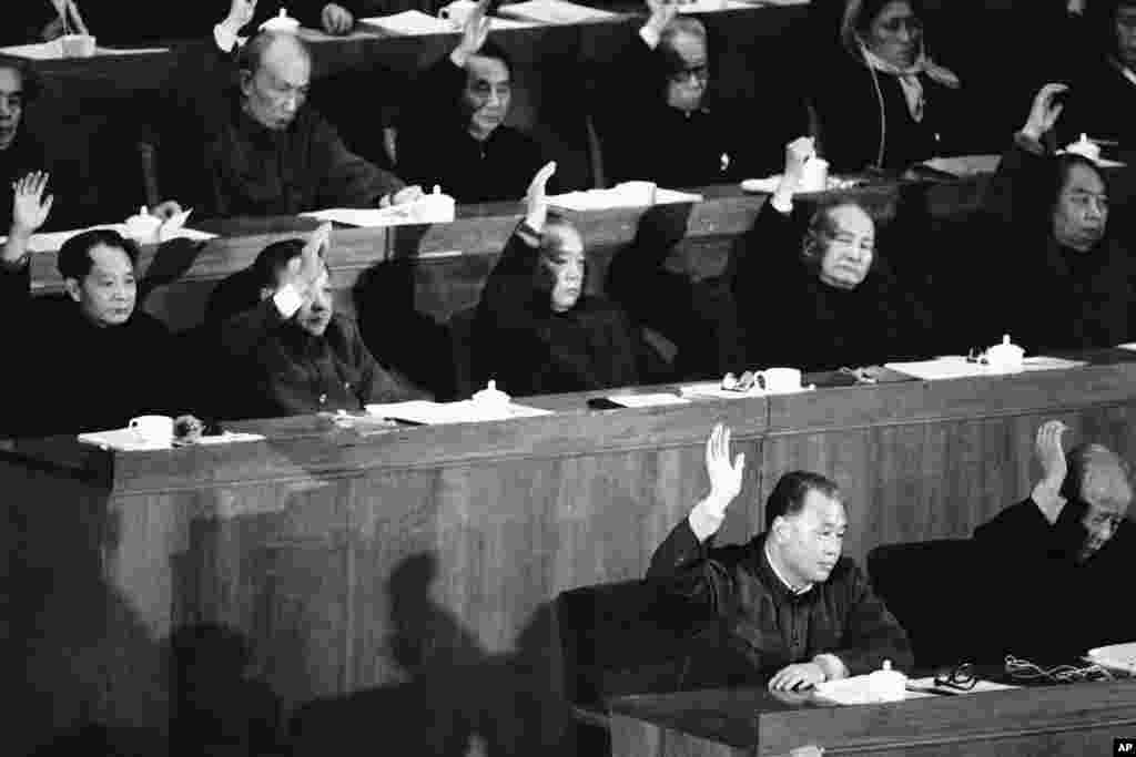 1981年12月13日,中国人大会议上,中国领导人表决通过赵紫阳(第一排左)总理的经济工作报告。第二排左起:胡耀邦、邓小平、李先念、陈云、华国锋。