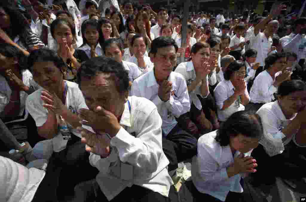 Dân chúng đứng chật hai bên đường chờ xe tang đi ngang.