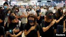 香港民众在合唱“愿荣光归香港”的反送中歌曲。（2019年9月21日）