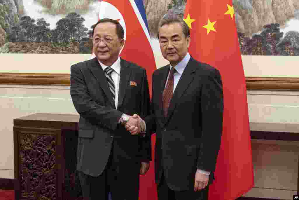 朝鲜外相李勇浩2018年12月7日在北京钓鱼台国宾馆会见了中国外交部长王毅。 当天中国国家主席习近平在人民大会堂会见了李勇浩，而在10月美国国务卿蓬佩奥访问北京时，没有会见蓬佩奥。