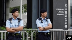 香港警察2019年6月11日在立法会前为防范抗议民众而设立防护围栏处值勤。
