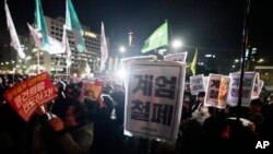 2024年12月4日在首尔抗议戒严的韩国民众