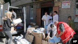 Українські волонтери та лікарі