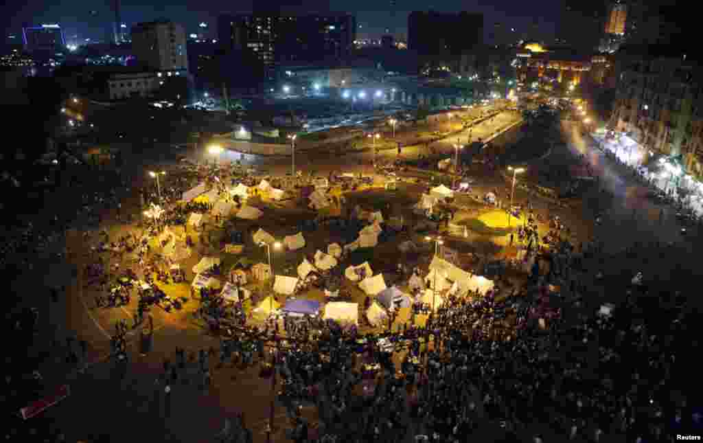 Những người biểu tình và các nhà hoạt động cắm lều trên Quảng trường Tahrir tiếp tục biểu tình ngồi lỳ, ngày 25 tháng 11, 2012.