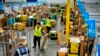 Співробітники Amazon завантажують пакунки, щоб відправити їх вантажівками в рамках щорічного заходу Amazon Prime Day, Саут-Гейт, штат Каліфорнія (AP Photo/Richard Vogel, File).