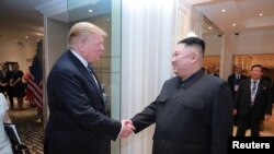 朝鲜中央通讯社发布的朝鲜领导人金正恩与美国总统特朗普在河内握手的照片。(2019年3月1日) 