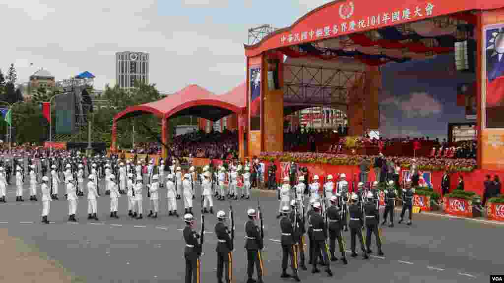 中华民国庆祝104年双十庆典，图为三军仪队表演。（美国之音李逸华拍摄）