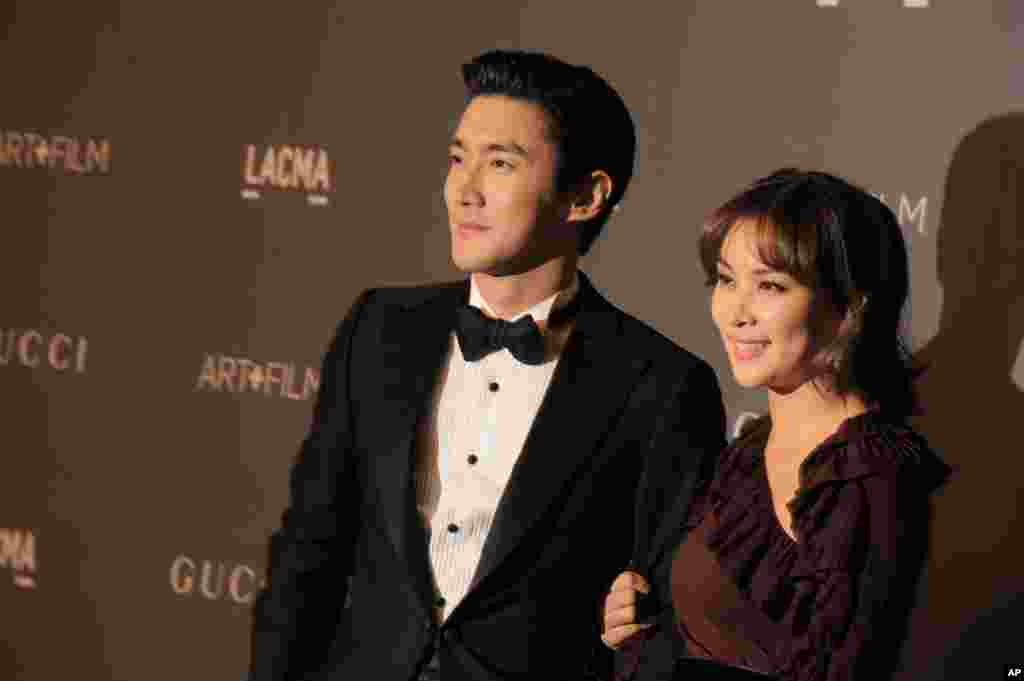 韩国男子演唱团体 Super Junior 成员崔始源(左)在洛杉矶参加文艺活动(2012年10月27日)。2017年3月,崔始源因为给妹妹在社交媒体网站 Instagram 发的一张乐天大厦的照片点“赞”而在中国微博上惹来批评