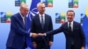 Президент Туреччини Реджеп Таїп Ердоган тисне руку прем'єр-міністру Швеції Ульфу Крістерссону під час зустрічі з генсеком НАТО 10 липня 2023 року. Фото: Reuters/Yves Herman