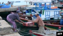 Gia đình các ngư dân ở tỉnh Quảng Ngãi rất nghèo khó và không thể có đủ tiền để trả tiền phạt