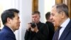 Представник Китаю з питань Євразії Лі Гуей з головою МЗС Росії Сергієм Лавровим під час зустрічі в Москві, Росія, 26 травня 2023 року. Китай закликав «припинити надсилання зброї на поле бою» у той момент, коли Західні партнери України нарощують поставки. Фото МЗС Росії/AP)