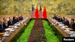美国财政部长姆努钦和贸易代表莱特希泽等美国高官同中国副总理刘鹤率领的中方代表团会谈（2019年2月14日路透社）