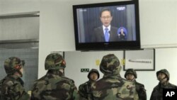 韩国海军陆战队员在观看总统李明博电视实况讲话
