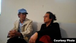林榮基先生(左)抵台後在旅館和筆會會長貝嶺合影(孟浪攝)