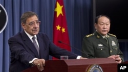 美国国防部长帕内塔和中国国防部长梁光烈在五角大楼举行的新闻发布会上。（2012年5月7日）