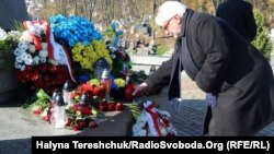 Керівник МЗС Польщі Вітольд Ващиковський біля меморіалу воїнів УГА на Личаківському цвинтарі, Львів, 5 листопада 2017 року