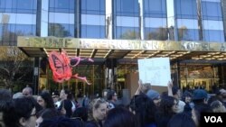 2016年11月13日反川普民众在纽约川普大厦前示威游行。