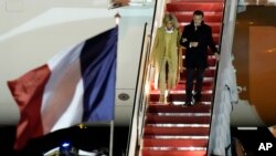 Президент Франції Еммануель Макрон з дружиною Бріджит прибувають на базу ВПС США Ендрюс в Меріленді, 29 листопада 2022 року. Макрон проводить офіційний візит до США