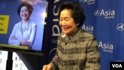 香港特区政府前政务司长陈方安生在纽约出席亚洲协会举行的香港前景对话（美国之音方冰拍摄）