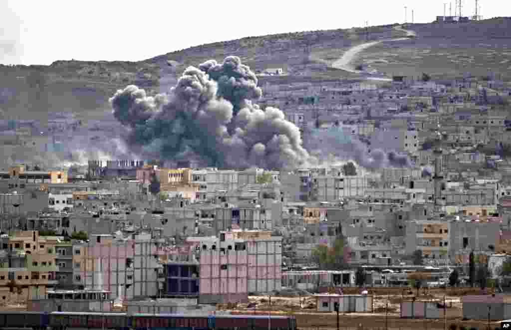 Khói bốc lên sau một vụ không kích của liên minh do Mỹ dẫn đầu ở Kobani, nhìn từ một đỉnh đồi ở ngoại ô Suruc, Thổ Nhĩ Kỳ, ngày 26/10/2014.