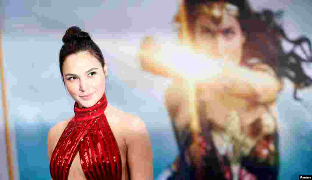 影片《神奇女侠》( Wonder Woman, 又名《神力女超人》)的女一号演员盖尔·加朵在洛杉矶的《神奇女侠》首映式上(2017年5月25日)。华纳兄弟公司宣布,6月3日4日这个周末的票房收入为一亿零310万美元。这是以女性为主角的超级英雄影片里最成功的。