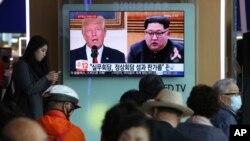 韩国人在观看美朝峰会相关的电视新闻