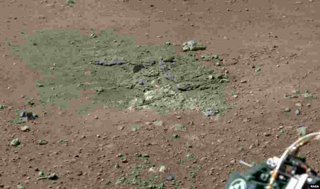 Nền đá lộ ra sau khi giàn bắn hỏa tiễn của Curiosity nổ máy, thổi bay lớp đất khỏi bề mặt sao Hỏa.