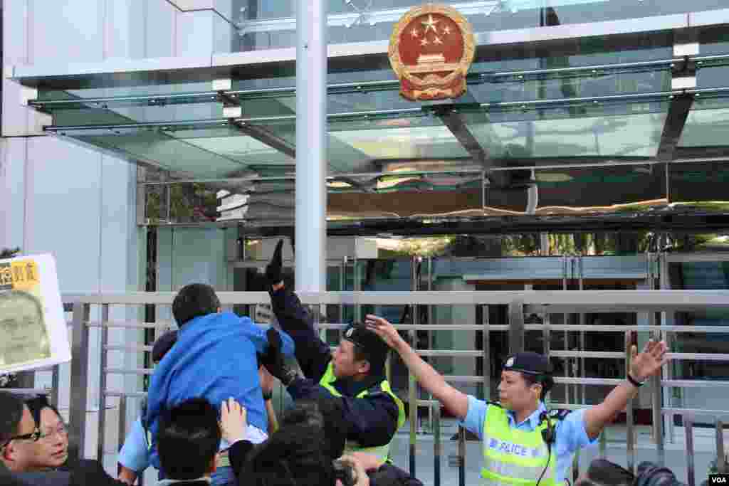 香港支联会等团体在中联办抗议要求释放刘晓波、解除对刘霞软禁(美国之音图片/海彦拍摄)