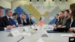 Президент України Володимир Зеленський на зустрічі з держсекретарем США Ентоні Блінкеном на щорічній зустрічі Всесвітнього економічного форуму в Давосі, у вівторок, 16 січня 2024 р. (Фото: AP/Маркус Шрайбер)