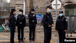 北京警察2021年3月22日在庭审加拿大前外交官康明凯Michael Kovrig的法院外戒备（路透社）