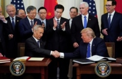 资料照片：特朗普与中国副总理刘鹤在白宫签署第一阶段贸易协议。