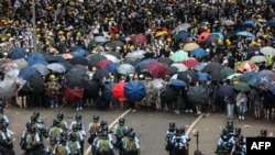 香港反修例示威者2019年6月12日与防暴警察对峙