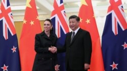 中国国家主席习近平2019年4月1日在北京人大会堂与到访的新西兰总理阿德恩握手。（路透社）