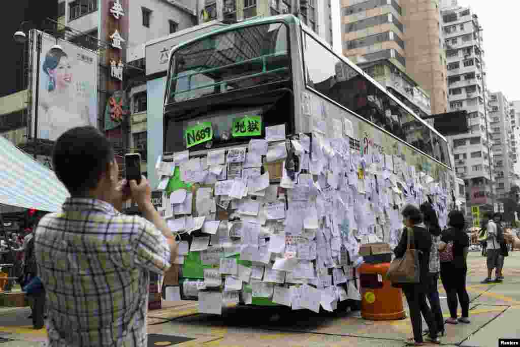 支持示威者的留言纸片盖满息旺角购物区公交车